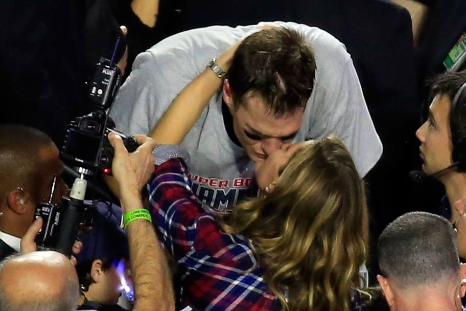 Tom Brady bacia la moglie Gisele Bundchen (Afp)